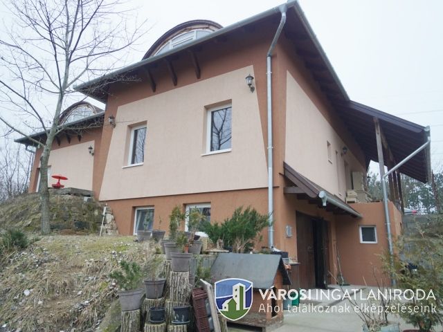 Erdei környezetben új építésű családi ház nagy telken