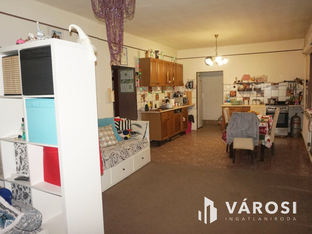 Modernizált tanya akár több generáció részére is eladó!