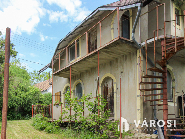 Megosztható telek, két családi házzal Únyon