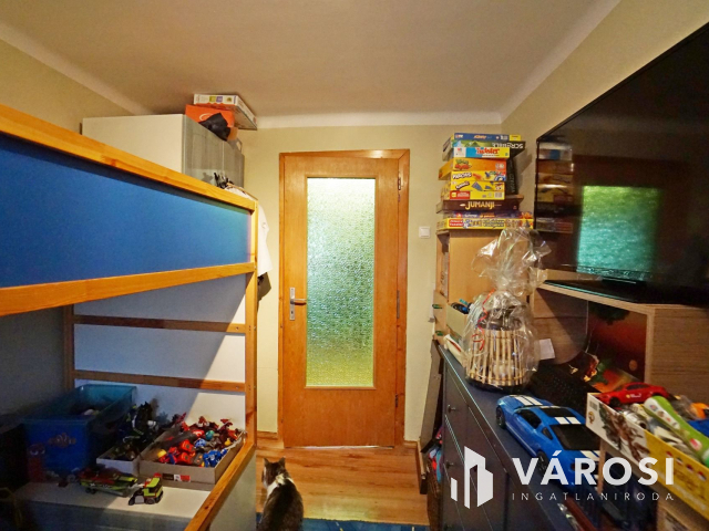 Két lakásos családi ház teljes szuterénnel eladó