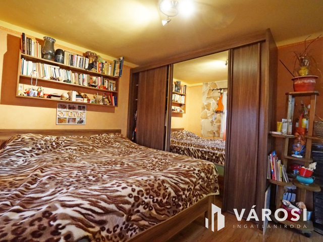 Két lakásos családi ház teljes szuterénnel eladó