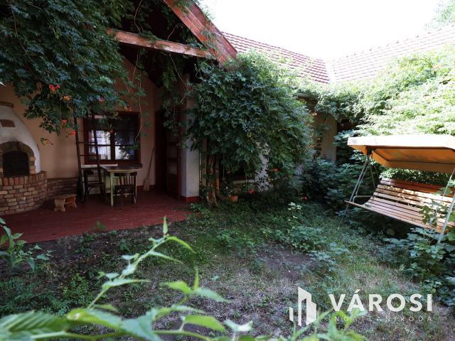 Gyönyörű, kertkapcsolatos otthon, lehetőségekkel.