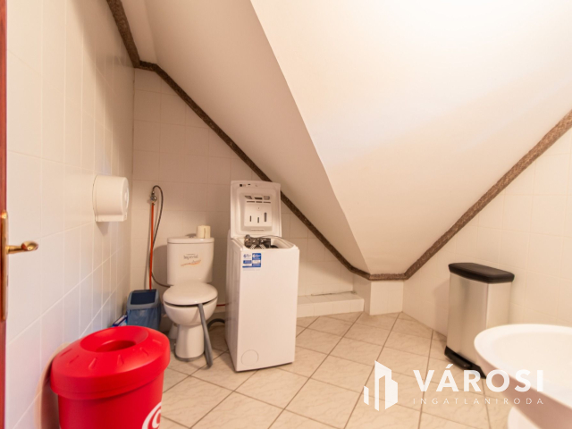 Étterem, egy Termálfürdő bejáratánál