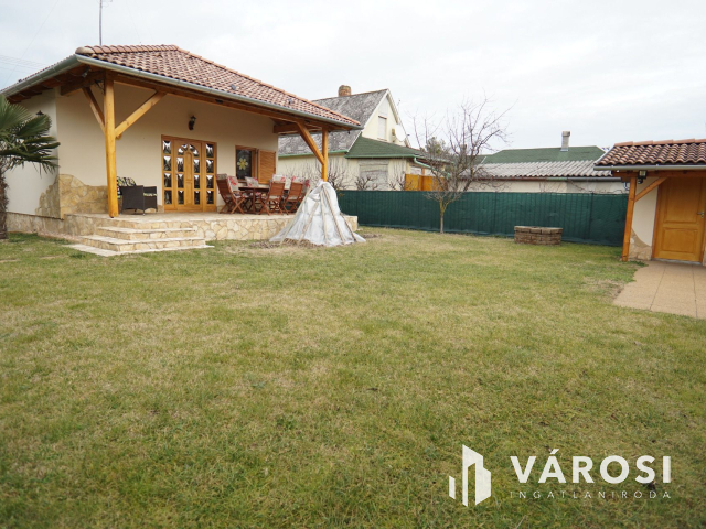 Balatonkeresztúron igényes nyaraló, 5 percre a strandtól!