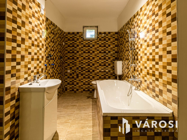 Felújított vályogház Kamut csendes kis utcájában