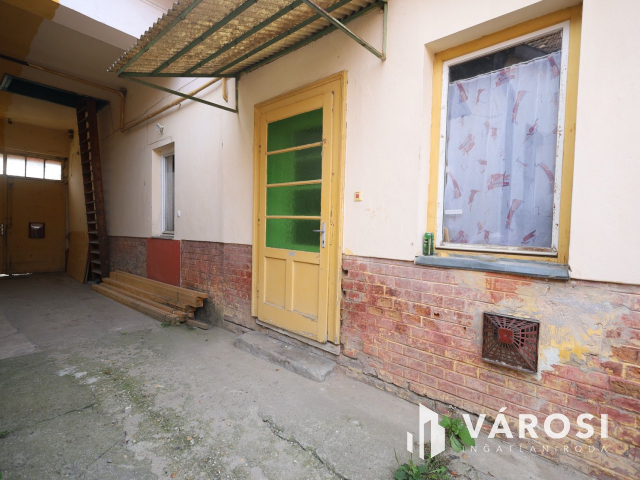 Napfényes, földszinti lakás Gyula központjában