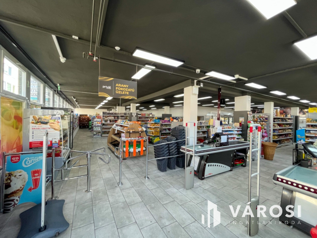 Belvárosban felújított üzlethelyiség kiadó!