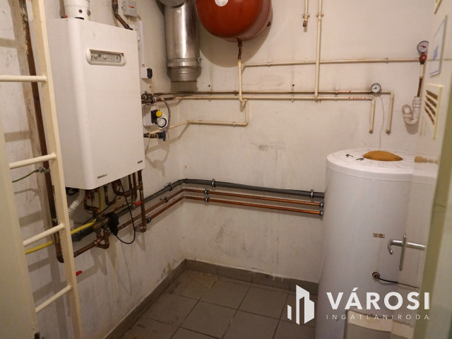 Élelmiszer feldolgozó ár alatt kiadó!