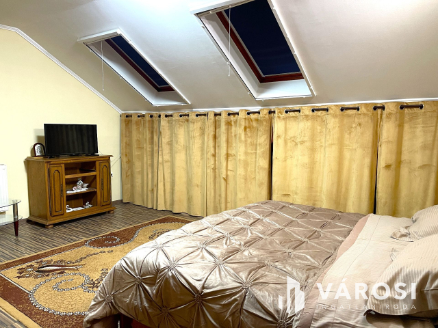 Igényes ház, kis udvarral frekventált helyen eladó