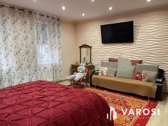 Igényes ház, kis udvarral frekventált helyen eladó