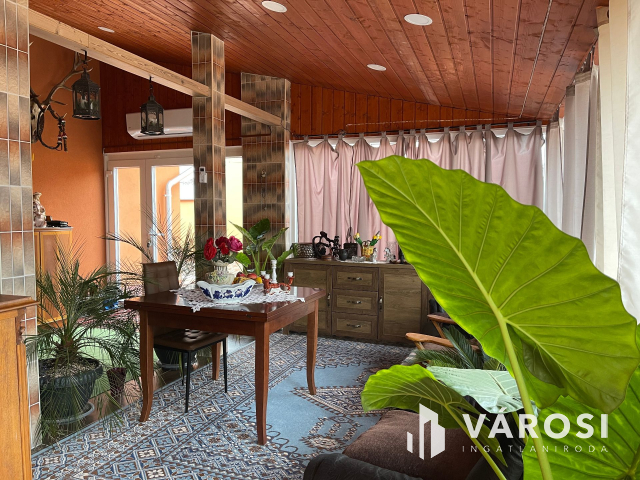 Igényes ház, kis udvarral frekventált helyen eladó