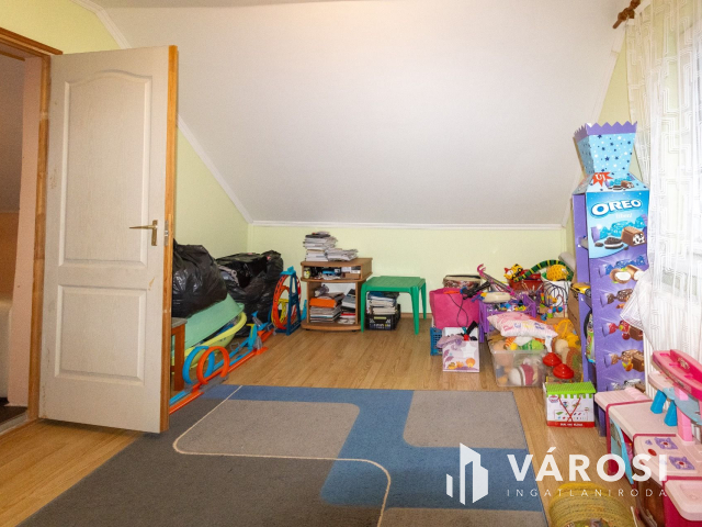 Újszerű, tetőteres téglaház az Almáskertekben