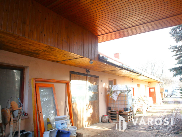 Két lakóingatlan a város peremén, értékes ipari területen