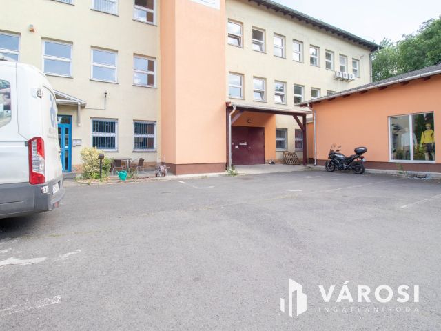 Telephely irodaházzal, 180 m2-es üzlettel és parkolókkal