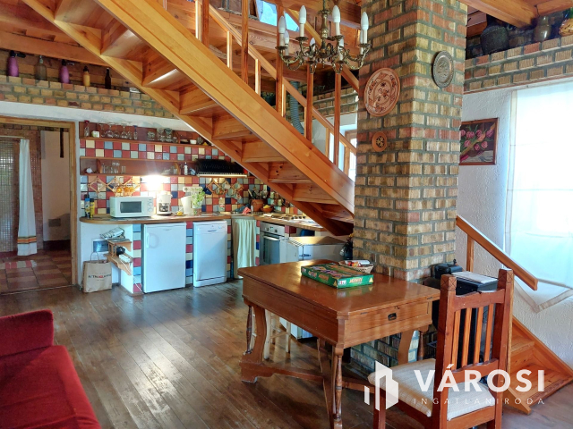 Toszkán hangulatú VíZPARTI HÁZ fürdőövezetben, napelemekkel