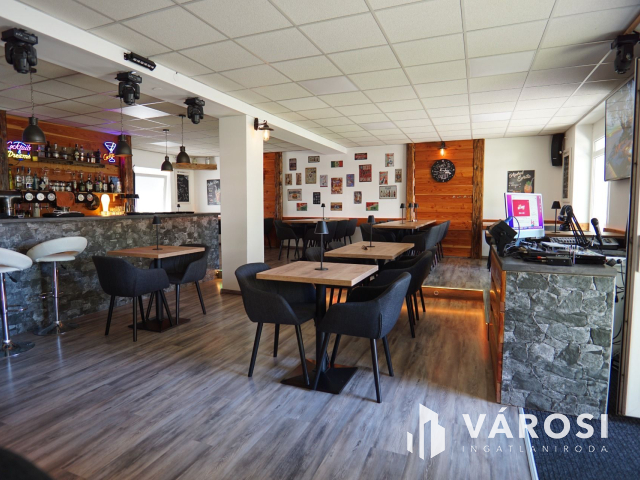 Forgalmas utcában, üzlethelység, nagy marketingfelülettel!