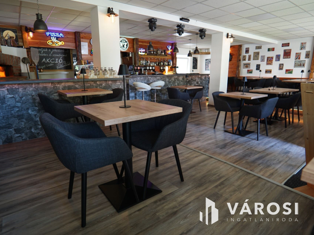 Forgalmas utcában, üzlethelység, nagy marketingfelülettel!