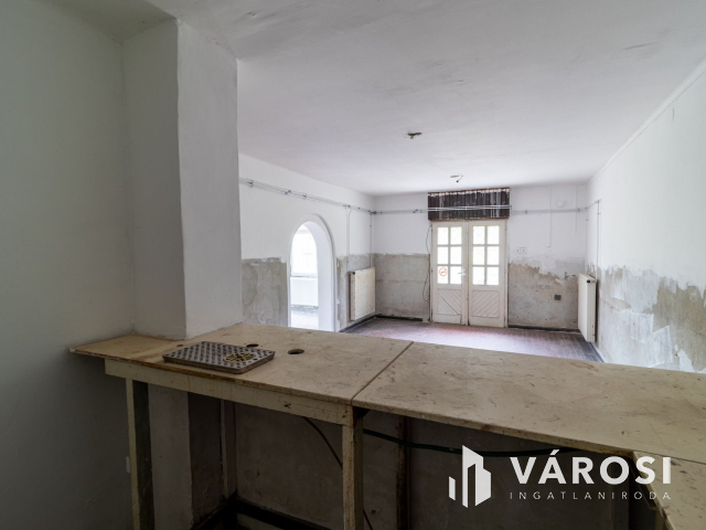 Eladó üzlethelyiség nagy telekkel Bicskén