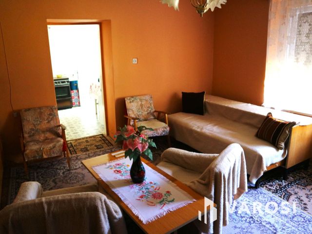 Vasvár központban,csendes helyen,2és fél szobás cs.ház eladó