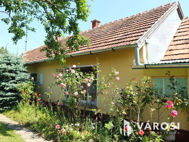 Vasvár központban,csendes helyen,2és fél szobás cs.ház eladó