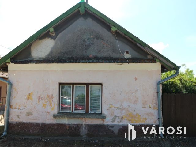 Vasvár központban,csendes helyen,2és fél szobás cs.ház eladó