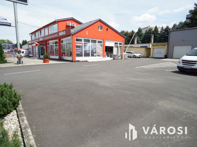 Ipari komplexum, frekventált helyen