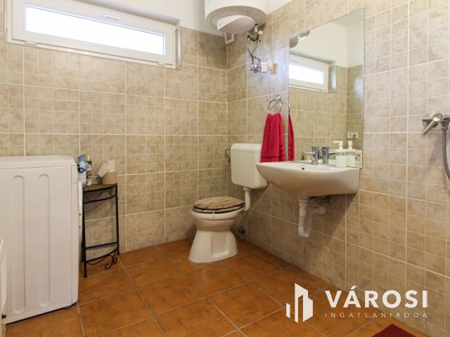 „Vállalkozása és családi háza egy helyen Bajnán.”