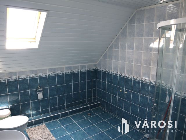 4 apartmanos családi ház eladó Sóstón