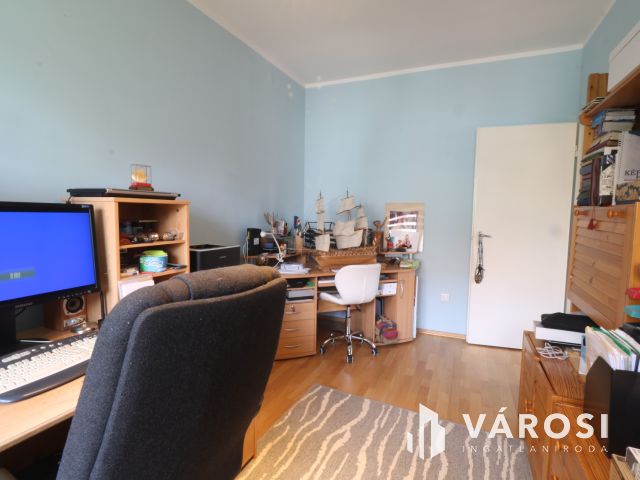 Bérkert utcai sorház, saját kertttel,garázzsal.