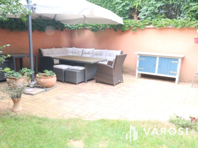 Bérkert utcai sorház, saját kertttel,garázzsal.