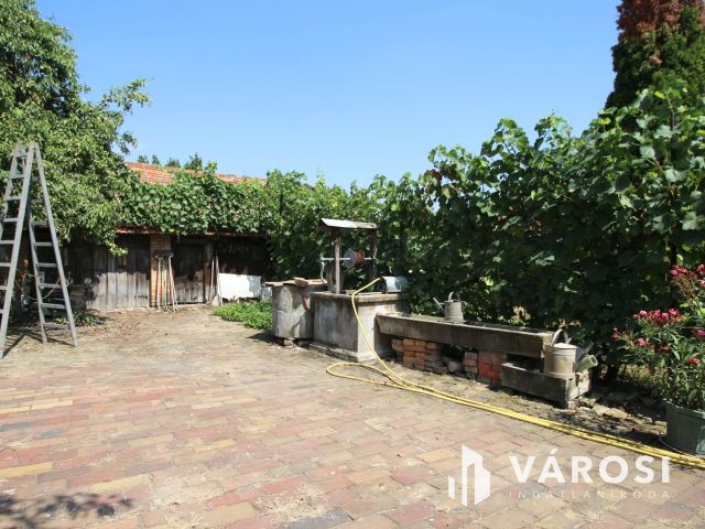 Kétgenerációs, nagypolgári családi ház eladó!