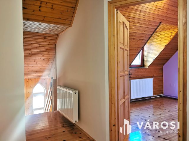 Családi ház + 3 lakás kiváló környéken eladó!