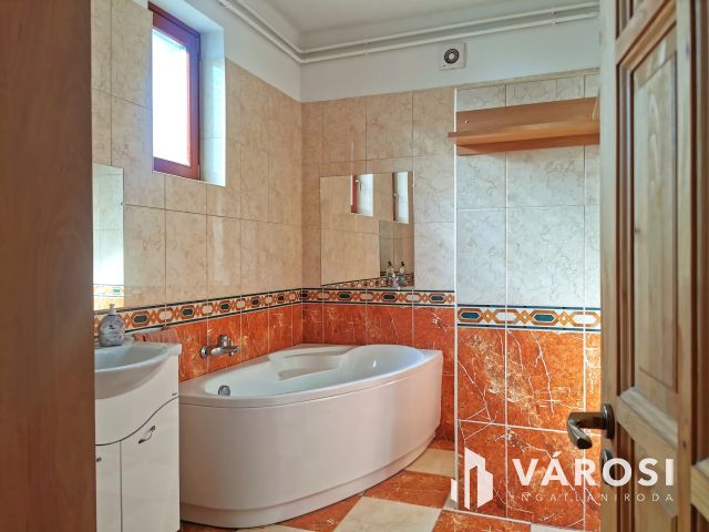 Családi ház + 3 lakás kiváló környéken eladó!