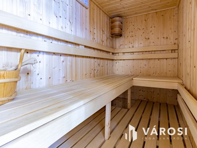 Medencés ház Gödön, 200 méterre a Dunától