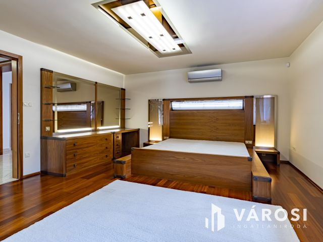 Medencés ház Gödön, 200 méterre a Dunától