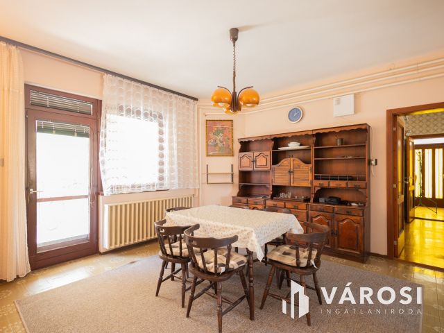 Jó szerkezetű kétgenerációs ház a Fürdőövezetben