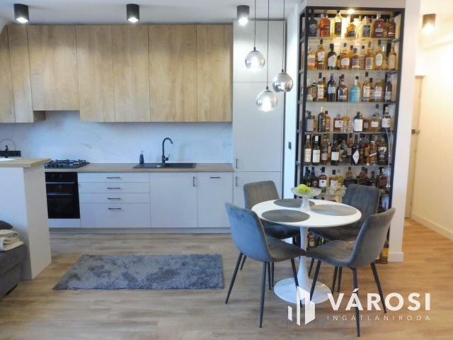 Újszeged legkedveltebb utcájában,minőségi szép lakás eladó.