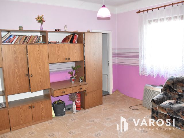 Szép kis kádár kocka a paradicsomban!