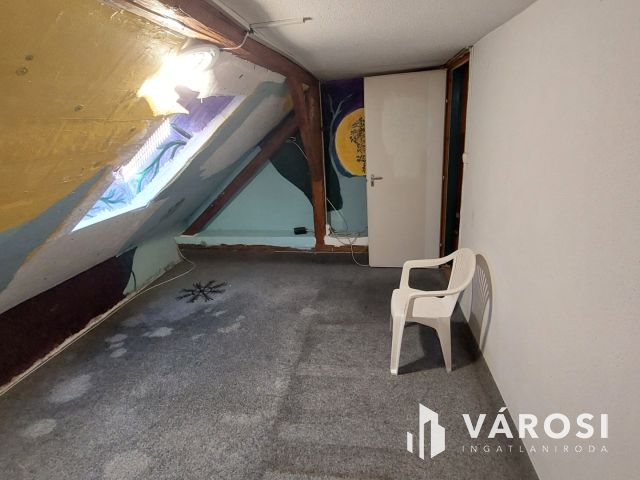 Két szintes családi ház a belváros szélén, Tapolcán eladó