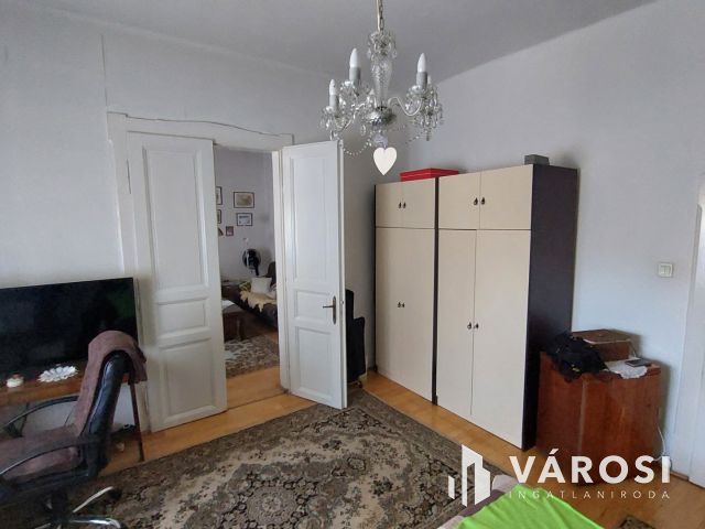 Két szintes családi ház a belváros szélén, Tapolcán eladó