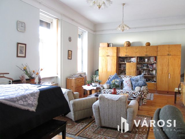 Egy központi elhelyezkedésű nagypolgári ház Érsekvadkerten