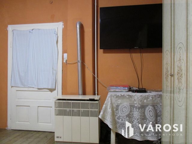 Egy ingatlan két lakrésszel csendes helyen