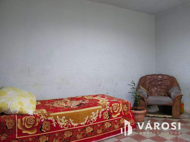 Egy ingatlan két lakrésszel csendes helyen