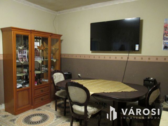 Egy ingatlan két lakrésszel csendes helyen