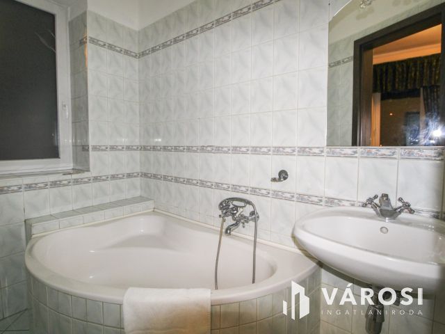 Háromszintes hotel, üzemeltetővel együtt eladó!