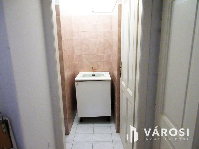 Üzlethelyiség Baján, a városközpontban! Lakással, garázzsal!