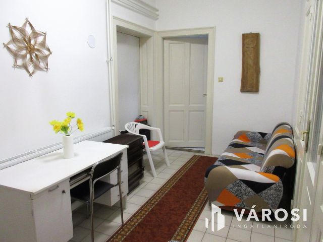 Üzlethelyiség Baján, a városközpontban! Lakással, garázzsal!