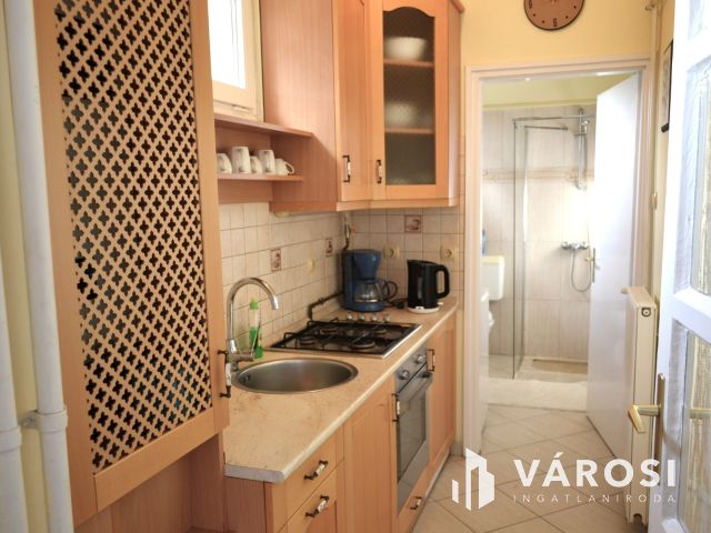 A vízparttól 500 m-re családiház eladó Kenesén!