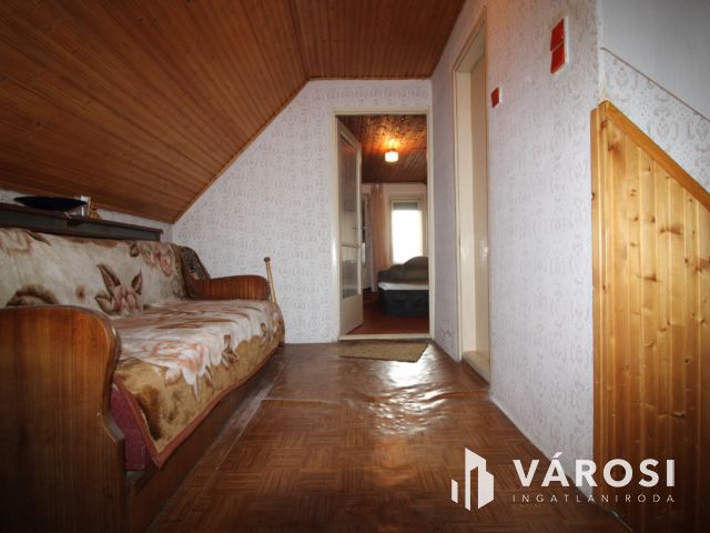 Kétszintes lakóház teljes közművel, garázzsal.