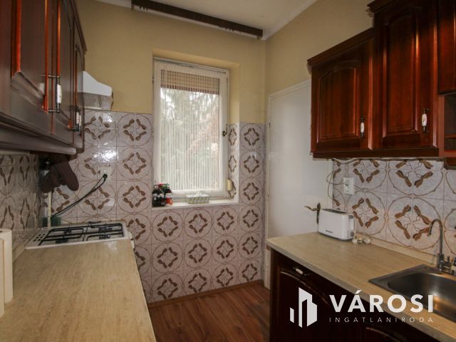 Két szint, tágas élettér és privát medence